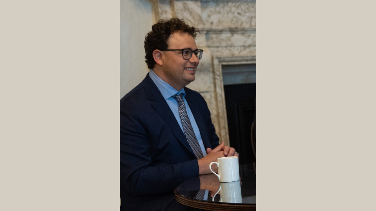 英首相官邸でコーヒーを前に語るダリオ・アモデイ