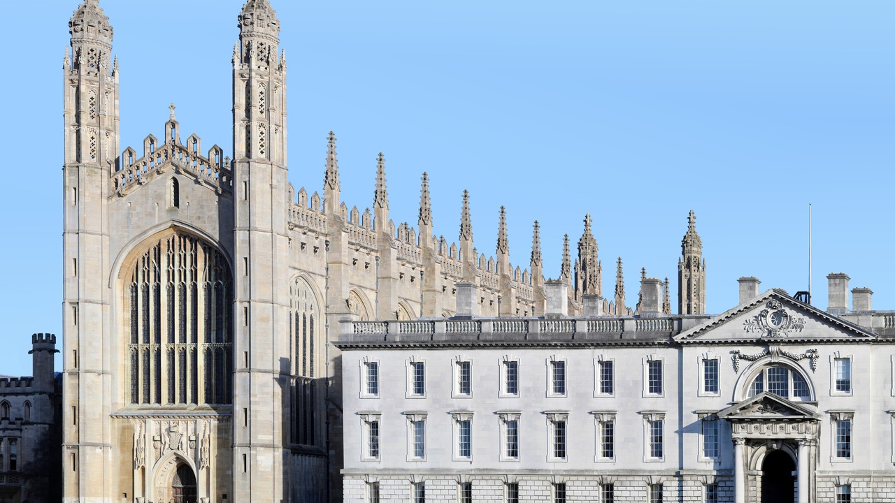 ケンブリッジ大学キングス・カレッジのチャペル外観。チューリングは 1931-34 年にここで数学を学び、首席卒業した