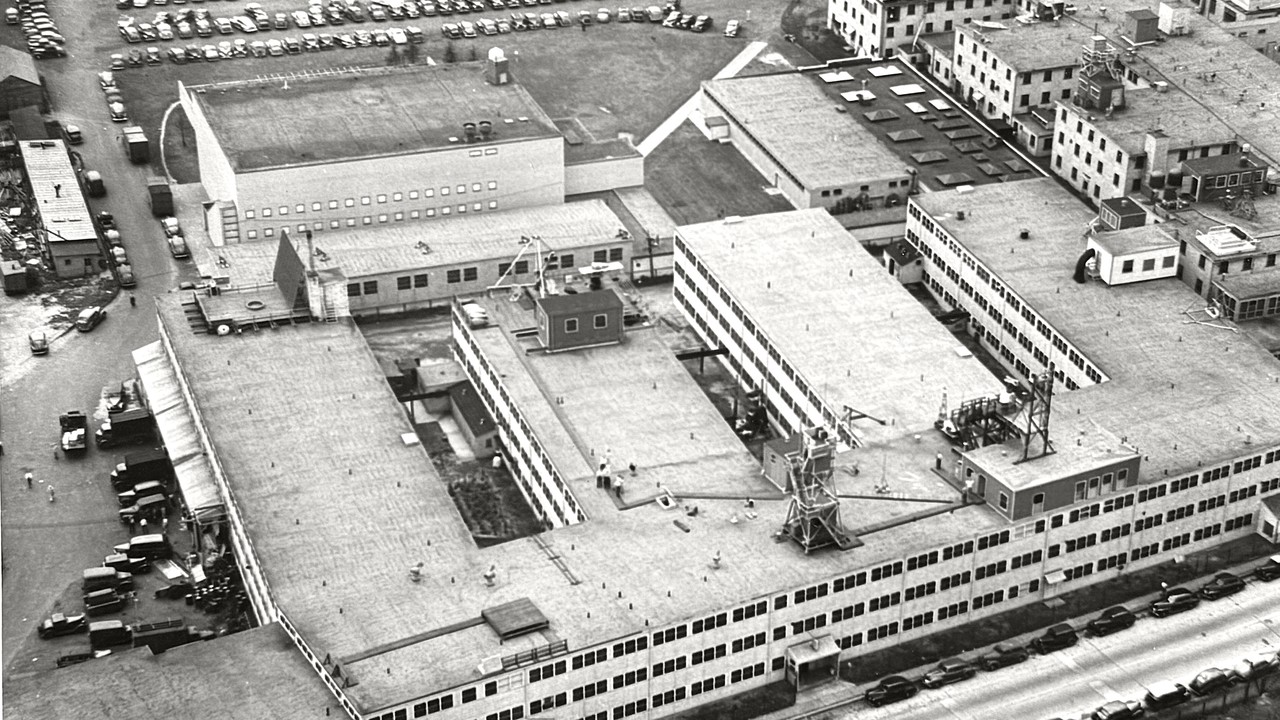 MIT Building 20 の 1945 年の同時代写真。ピッツが 1943 年に Norbert Wiener に招かれて移った Research Laboratory of Electronics が入っていた木造の建物