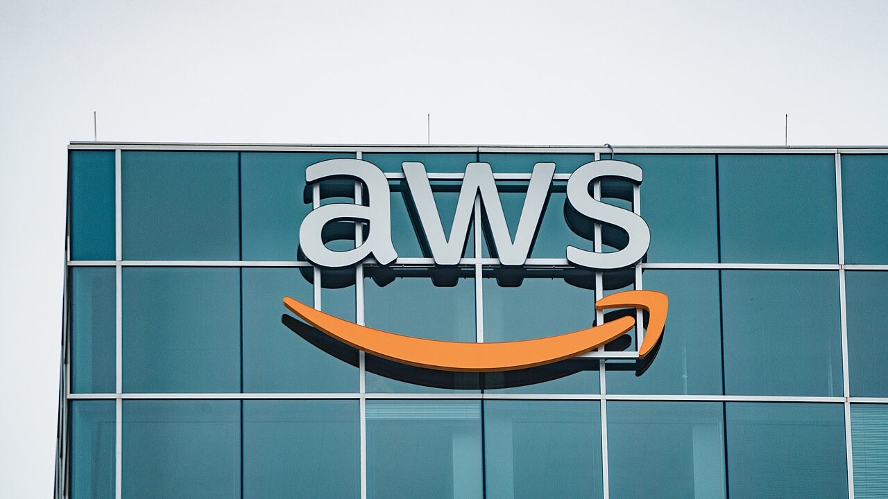 AWS、AIエージェント45日実装に10億ドル投資